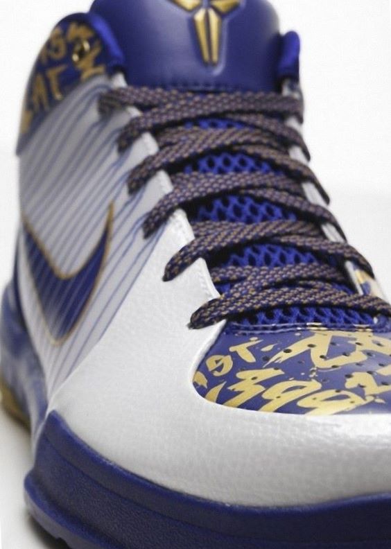 Kobe Bryant basketball shoes pictures: Nike Zoom Kobe IV 4 61 Points 2009 NBA Finals Edition in colors white, purple and golden letters, picture 04