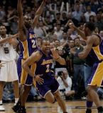 click para ver fotos de los Lakers en los Playoff 2004 (LA Daily News), (Derek Fisher)
