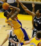 click para ver fotos de los Lakers en los Playoff 2004 (LA Daily News), (Kobe Bryant, Robert Horry)