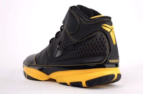 Kobe Bryant basketball shoes pictures: Nike Zoom Kobe II (2) black and yellow picture 4
