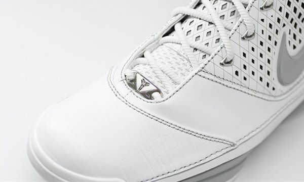 Kobe Bryant basketball shoes pictures: Nike Zoom Kobe II (2) white and grey picture 10