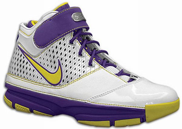 Kobe Bryant basketball shoes pictures: Nike Zoom Kobe II (2) Lakers model picture 11