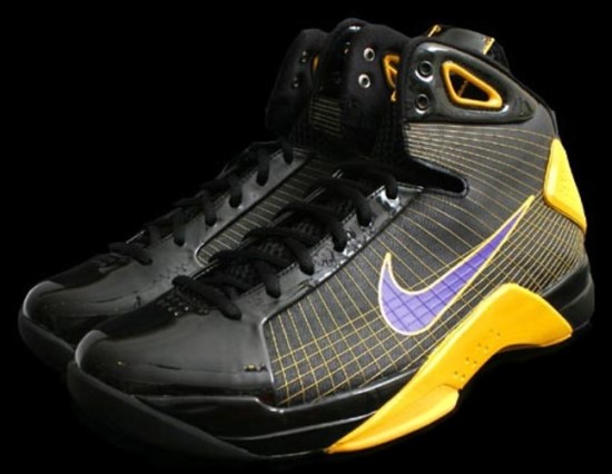 Kobe Bryant basketball shoes pictures: Nike Hyperdunk Kobe Bryant PE Lakers Edition in colors black, purple and white